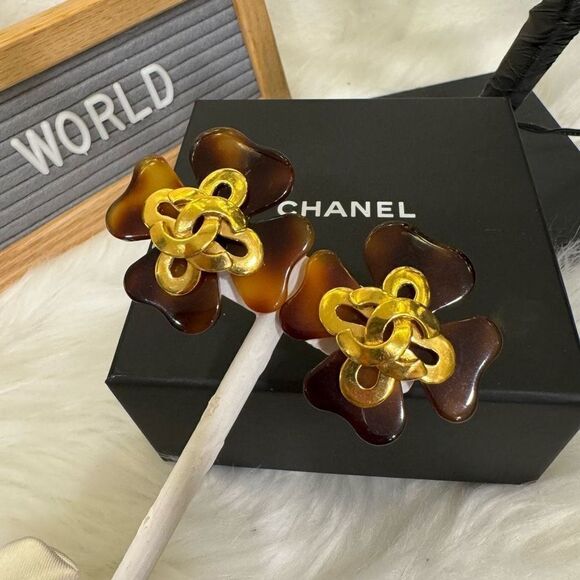 CHANEL Tortoiseshell Clover Gold Vintage Coco Clip on CC Earrings Rare - Picture 2 of 7